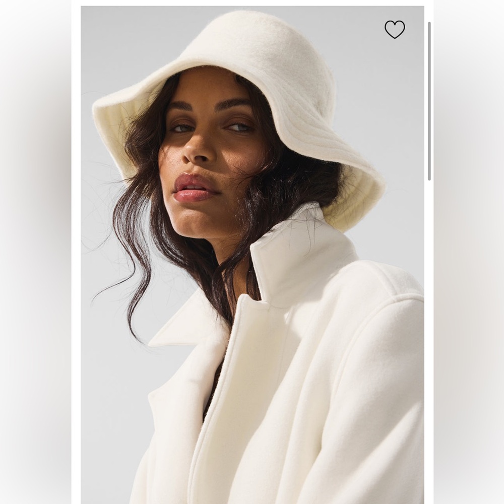 New never opened Alo Merino Wool Bucket Hat - Ivory Alo yoga